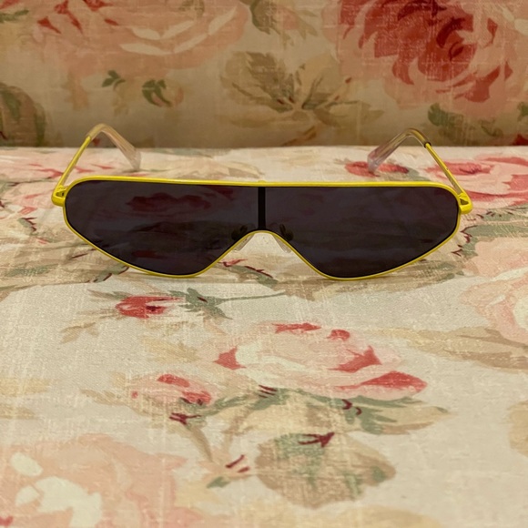 Kendall + Kylie Slater Sunglasses / Like New - Picture 1 of 9